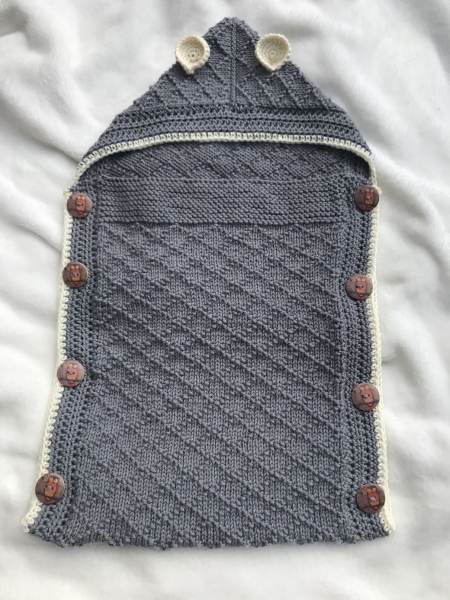 Bio-Babyfußsack dünn, handgestrickt aus Bio-Merinowolle, GOTS-zertifiziert, mulesing-frei
